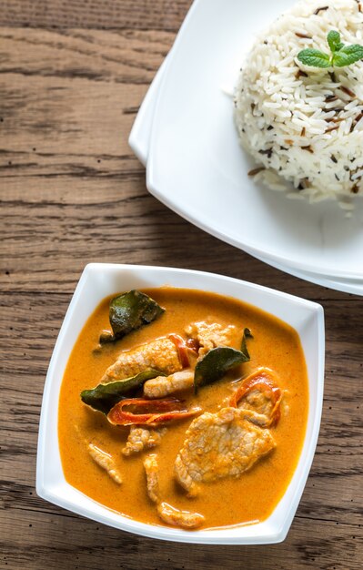 Thai Panang Curry mit Teller mit weißem und wildem Reis