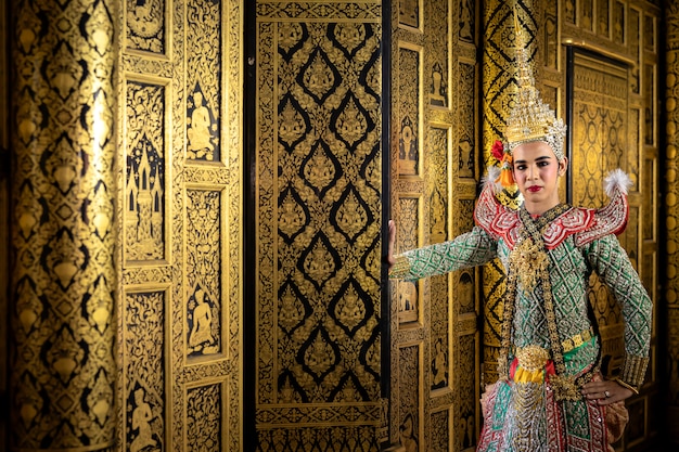 Thai Pantomime Charakter In der Rolle der Rama Stehend im Haus der alten Thai-Stil, goldene Schönheit