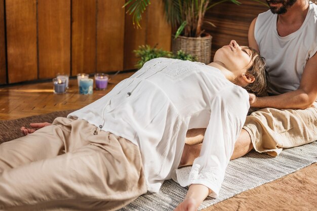 Foto thai plough pose stretching - ganzheitlicher ansatz zur heilung des körpers mit thai-massage