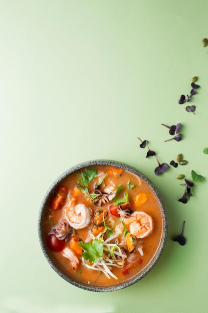 Thai-Suppe mit Meeresfrüchten Tom Yam mit Garnelen und Tintenfisch Asiatische Küche Exotische und tropische Speisen