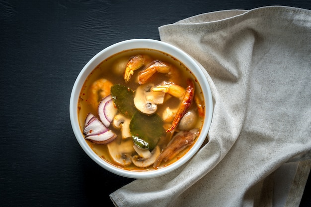 Thai Tom Yum Suppe in einer weißen Schüssel