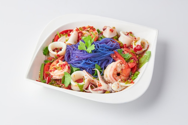 Thai Vermicelli Spicy Seafood Salat gekochte Garnelen und Tintenfische auf weißem Hintergrund