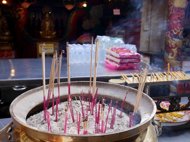 Thailänder beten mit Blumen-Räucherstäbchen und Kerzen für die Buddha-Statue im chinesischen Schrein der Lady-Prinzessin Soi Dok Mak, einer lokalen Göttin für Menschen, die im Wat Phanan Choeng in Ayutthaya Thailand beten