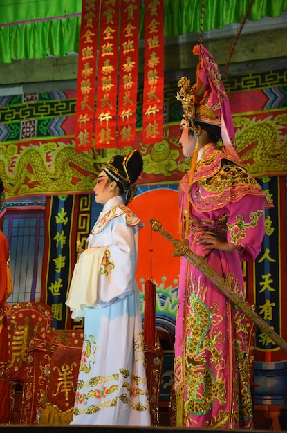 Thailänder chinesischer Abstammung, die am 13. März 2011 in Bangkok Thailand in der Stadt am 13. März 2011 in der Stadt ein Schauspiel der traditionellen chinesischen zeitgenössischen klassischen Oper für die einheimischen Menschen zeigen