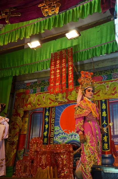 Thailänder chinesischer Abstammung, die am 13. März 2011 in Bangkok Thailand in der Stadt am 13. März 2011 in der Stadt ein Schauspiel der traditionellen chinesischen zeitgenössischen klassischen Oper für die einheimischen Menschen zeigen
