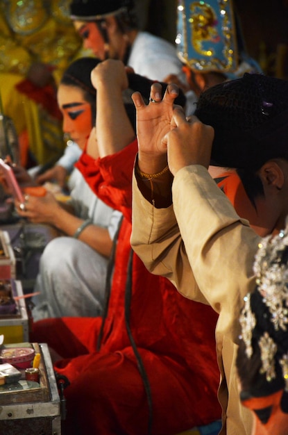 Thailänder chinesischer Abstammung schminken sich im Gesicht und tragen Kleidung, die stilvoll zum Schauspielen spielt, präsentieren traditionelle chinesische zeitgenössische klassische Oper für die Show im Festival in Bangkok Thailand