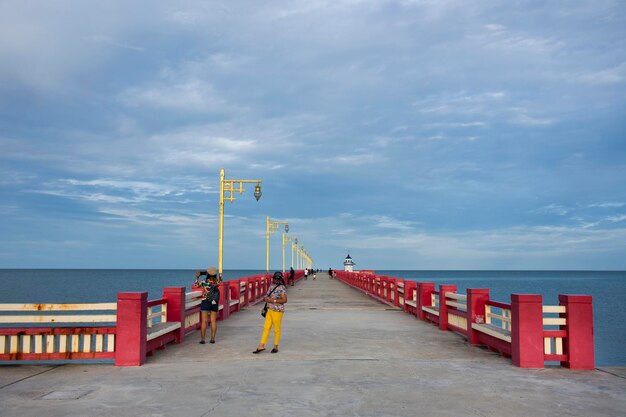 Thailänder und ausländische Reisende reisen, besuchen, entspannen und trainieren beim Sport auf der roten Brücke von Saphan saranwithi am Strand von Prachuap Bay am 6. September 2021 in Prachuap Khiri Khan Thailand