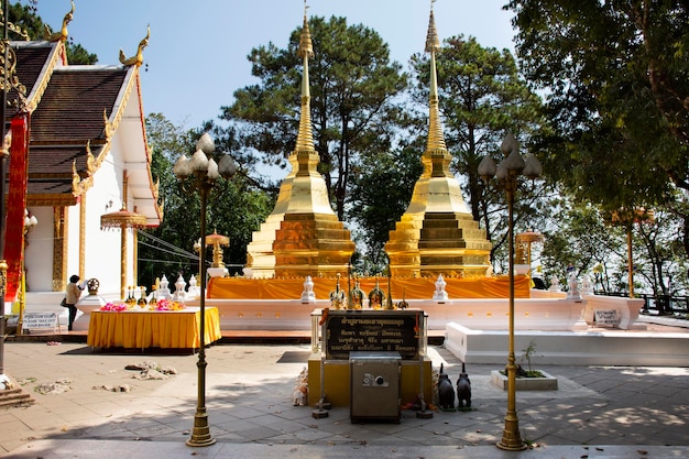 Thailänder und reisende Ausländer besuchen und respektieren betende Chedi und Buddhas Reliquien im Wat Phra That Doi Tung am 22. Februar 2018 in Chiang Rai Thailand