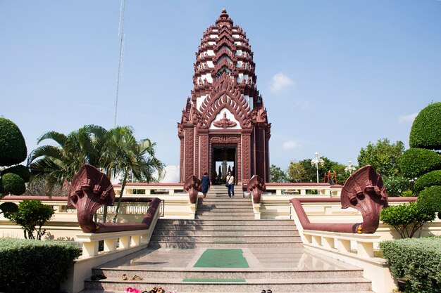 Thailänder und Reisende beten am 30. Januar 2018 in Prachuap Khiri Khan Thailand, um den City Pillar Shrine in der Innenstadt zu schützen und Glück zu bringen