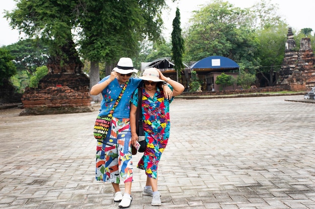 Thailändische ältere Mutter und junge Tochterfrauen reisen zu Besuch und posieren für ein Foto