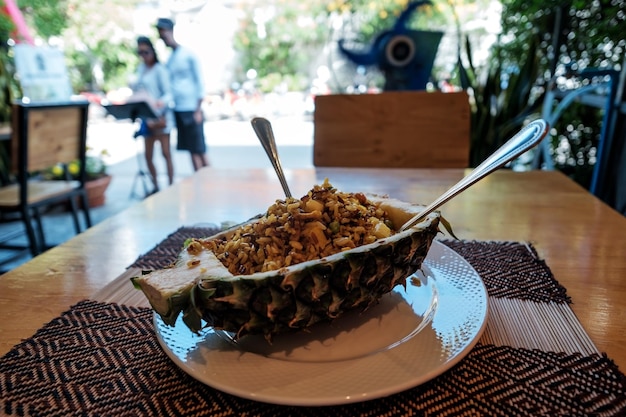 Thailändische Ananas, gefüllt mit Reis und Gemüse, Nahaufnahme auf dem Tisch