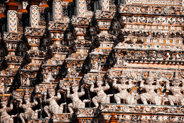 Thailändische Architektur, die ein Stuckmuster in einem Tempel in Thailand ist