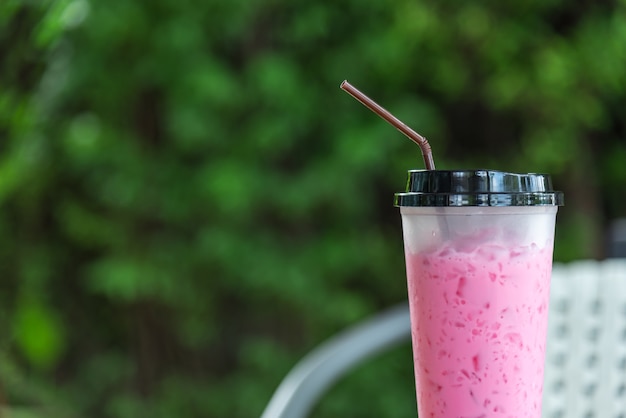 Thailändische Art gefrorene rosa süße Milch ist eine Milchgetränkmischung mit süßem Getränk des roten Wassers