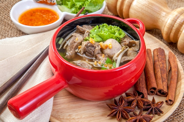 Thailändische Art Schweinefleisch Gemüsesuppe