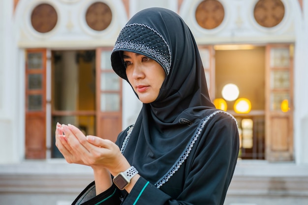 Thailändische asiatische muslimische Frau betet für den Segen Gottes, Frauenporträt-Islam, Provinz Songkhla, Thailand.