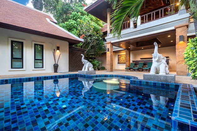 Thailändische balinesische Luxusvilla mit Infinity-Pool