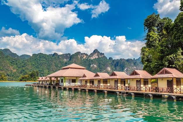 Thailändische Bungalows am Cheow Lan See, Khao Sok Nationalpark in Thailand