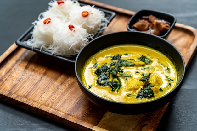 Thailändische Currysuppe mit Krabben- und Kokosnussmilch