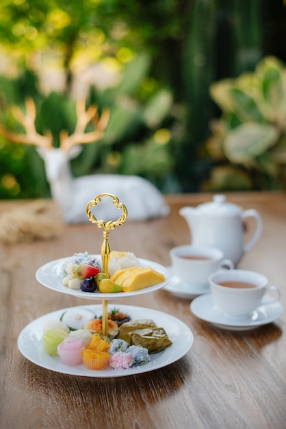 Thailändische Desserts und heißer thailändischer Tee am Morgen