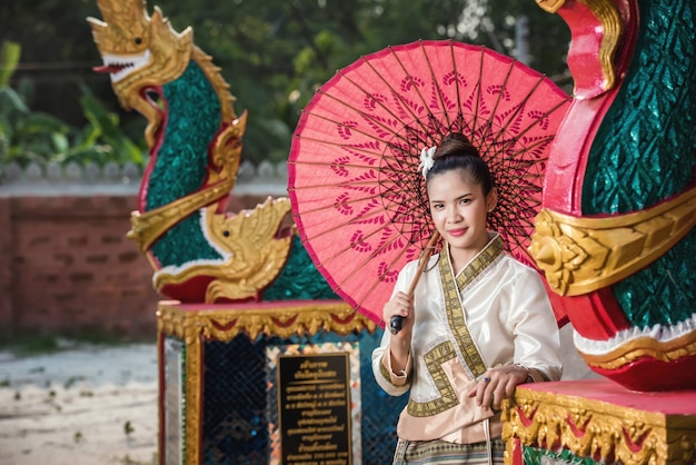 Thailändische Frau im traditionellen Kostüm von Thailand