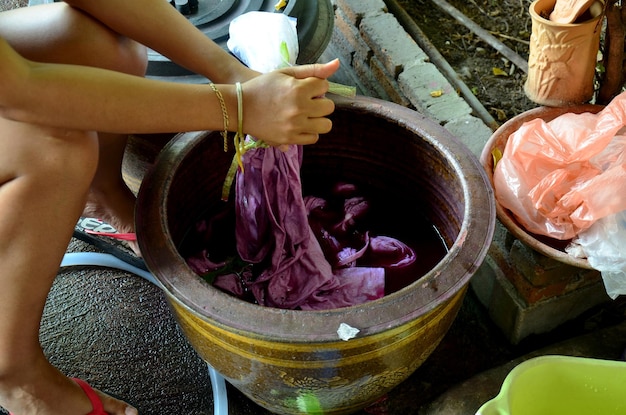 Thailändische Frauen Batik färben rote und rosa Naturfarbe aus Kerridae in Nonthaburi Thailand