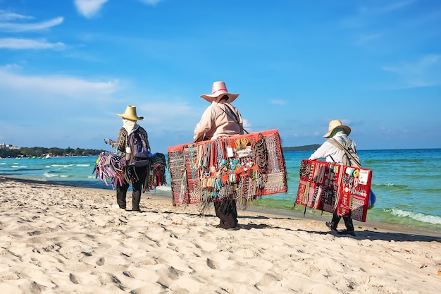 Thailändische frauen, die strandkleidung am strand in koh samui, thailand verkaufen.