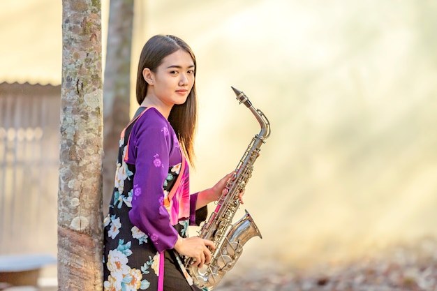 Thailändische Frauen üben Saxophon nach der Schule, nach der Schule, nachdem ich mein Studium beendet habe