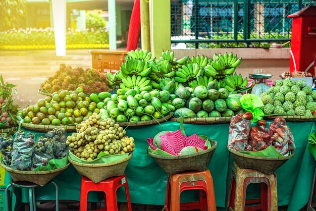 Thailändische Früchte, die auf dem Markt verkauft werden, schließen Mangostan ein