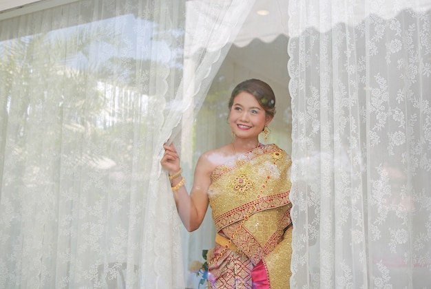 Thailändische Hochzeitszeremonie. Braut wartet auf Bräutigam.