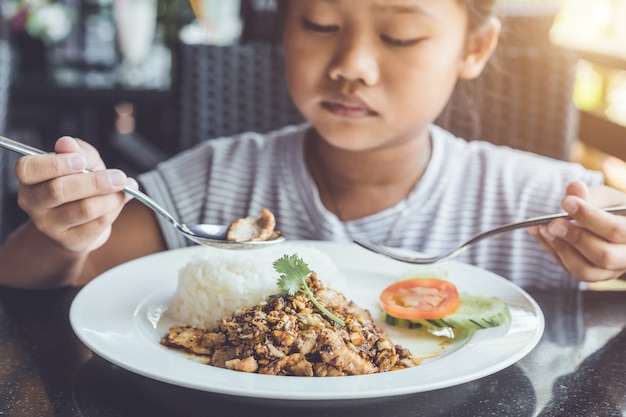 Thailändische Kinder, die im Restaurant essen