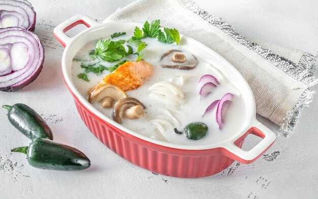 Thailändische Kokoslachssuppe mit Zutaten flach legen