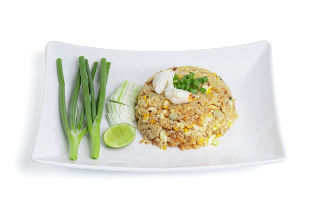 Thailändische Küche, gebratener Reis mit Krabben lokalisiert auf Weiß mit Schnittpfad.