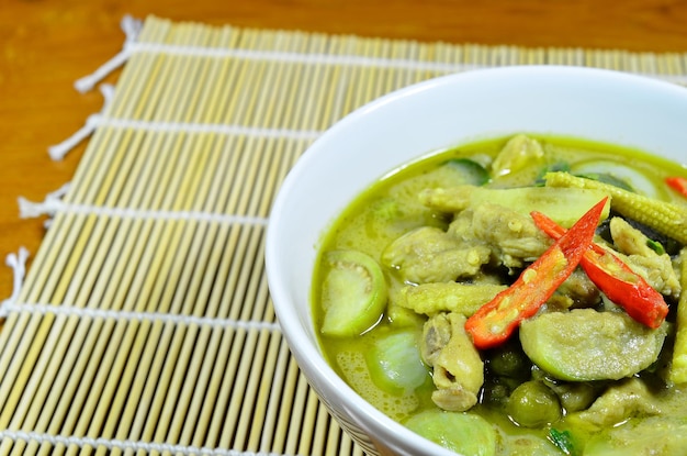 Thailändische Küche mit grünem Schweinefleisch-Curry