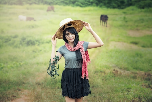 Thailändische lokale hübsche Frau, die am Ackerland arbeitet
