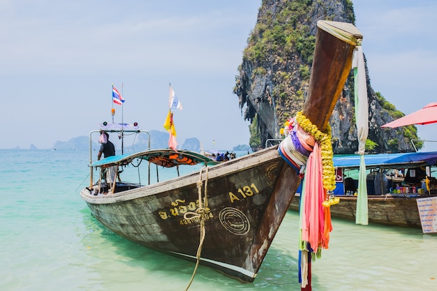 Thailändische Longtail-Boote in der beliebten Maya Bay angedockt.