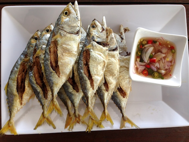 Thailändische Makrele gebraten mit Fischsauce.