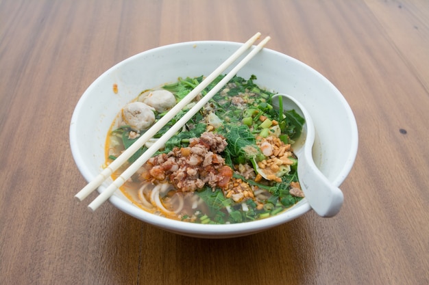 Thailändische Nudelsuppe mit Fleisch