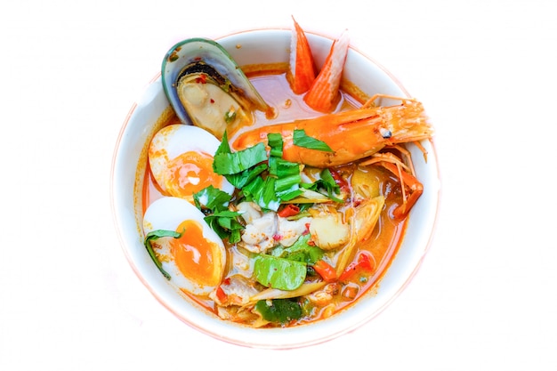 Thailändische Nudelsuppe (Tom Yum Soup Recipe) mit Garnelen, Knödelfisch, Neuseeland-Muscheln, Cr