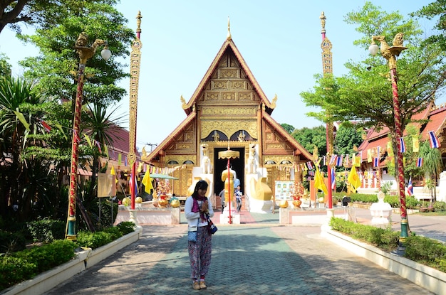 Thailändische Reisende, Frauen, Menschen, die reisen, besuchen, respektieren, beten, segnen, wünschen, Mythos, heilige, mystische Anbetung und alte Phra Sing Buddha-Statue des Wat Phra Singh-Tempels in der Stadt Chiangrai in Chiang Rai, Thailand