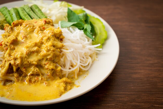 Thailändische Reisnudeln mit Krabbencurry und Sortengemüse - Thailändisches südländisches Essen