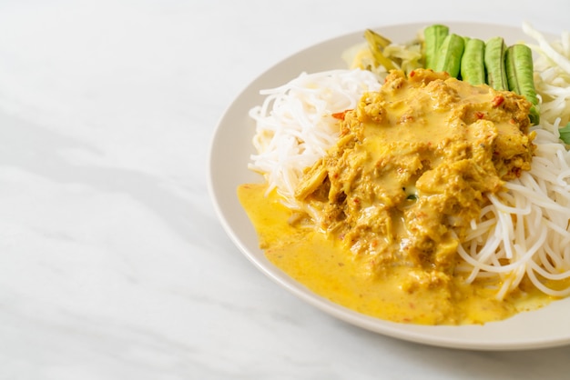 Thailändische Reisnudeln mit Krabbencurry und Sortengemüse - Thailändisches südländisches Essen