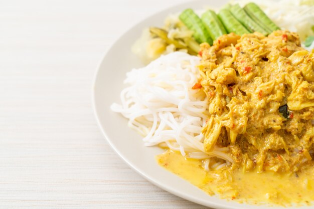 Thailändische Reisnudeln mit Krabbencurry und Sortengemüse