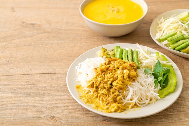 Thailändische Reisnudeln mit Krabbencurry und Sortengemüse