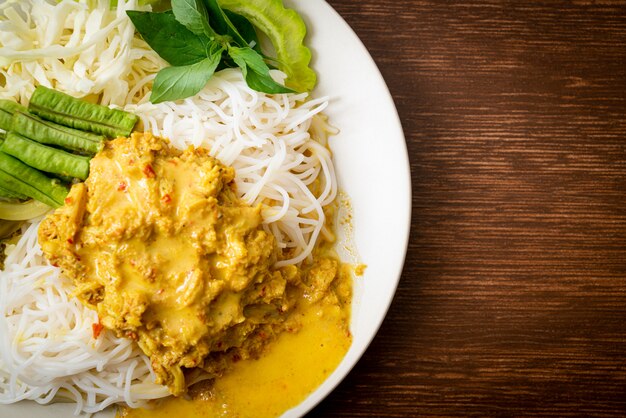 Thailändische Reisnudeln mit Krabbencurry und Sortengemüse