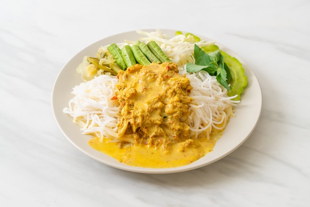 Thailändische Reisnudeln mit Krabbencurry und Sortengemüse