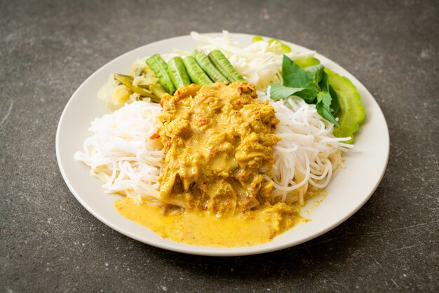 Thailändische Reisnudeln mit Krabbencurry und Sortengemüse