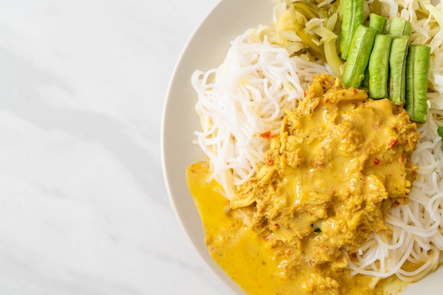 Thailändische Reisnudeln mit Krabbencurry und Sortengemüse