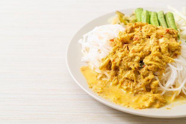 Thailändische Reisnudeln mit Krabbencurry und Sortengemüse