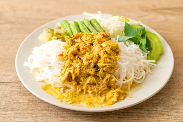 Thailändische Reisnudeln mit Krabbencurry und verschiedenem Gemüse - thailändisches lokales südliches Essen