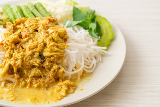 Thailändische Reisnudeln mit Krabbencurry und verschiedenen Gemüsesorten